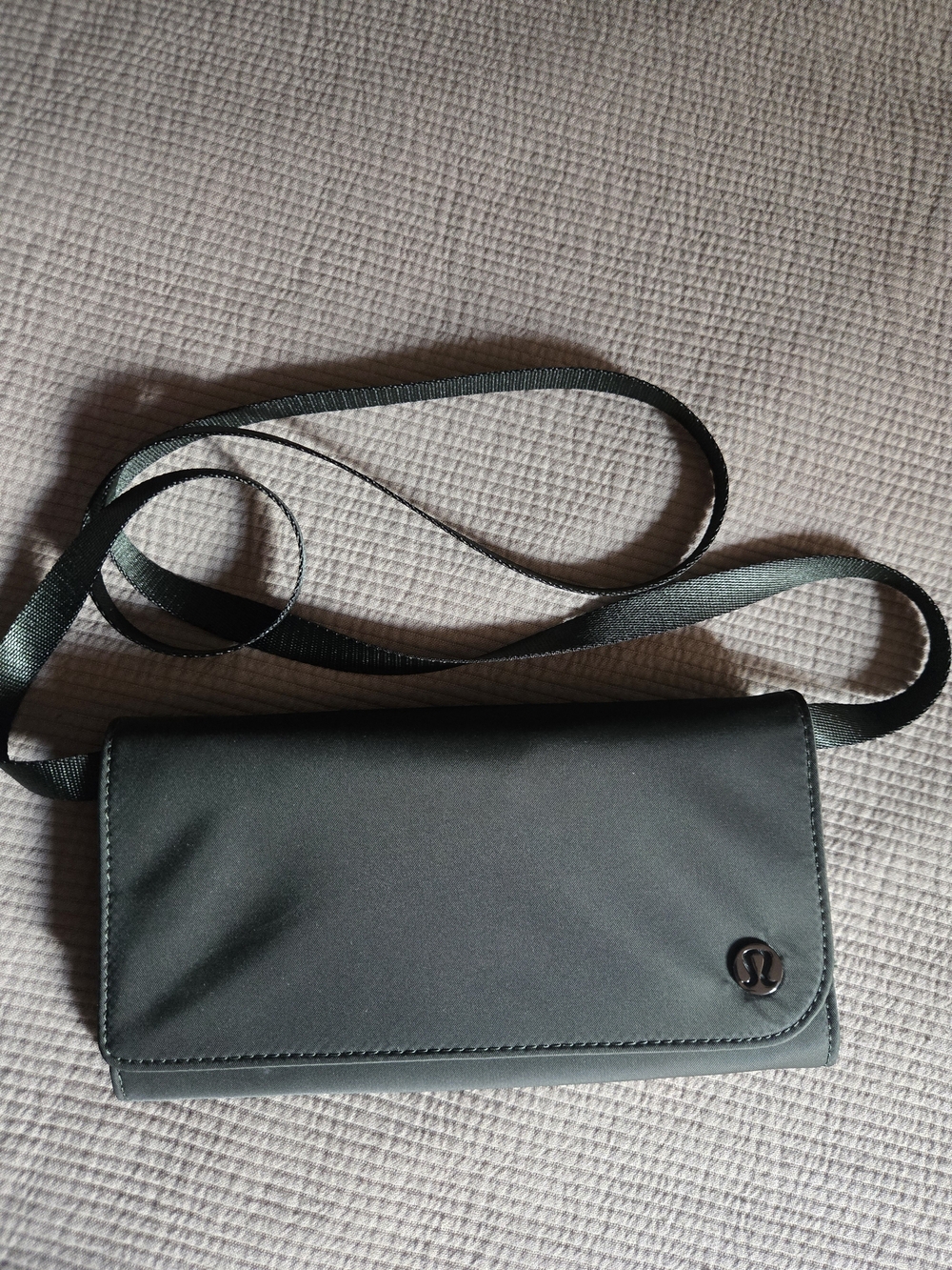lululemon athletica Women's Green Convertible Crossbody Wallet Bag